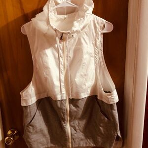 Under Armour White Hooded walking running Vest like new men’s medium